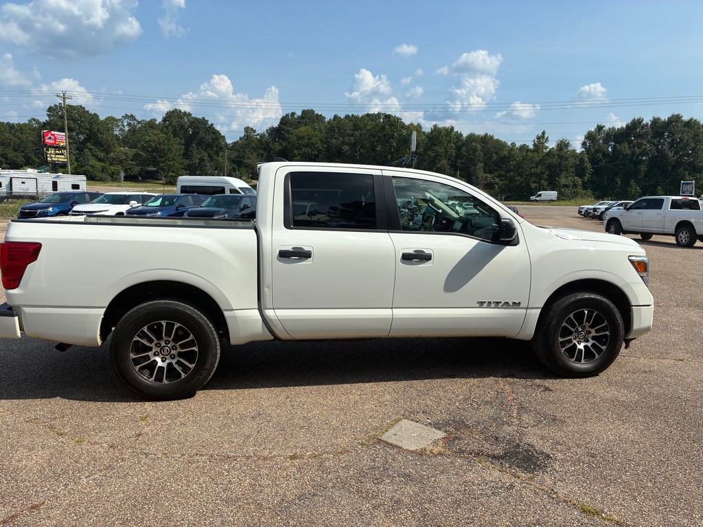 2022 Nissan Titan Image 2