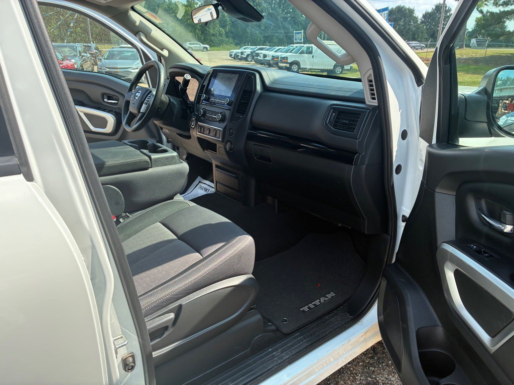 2022 Nissan Titan Image 8