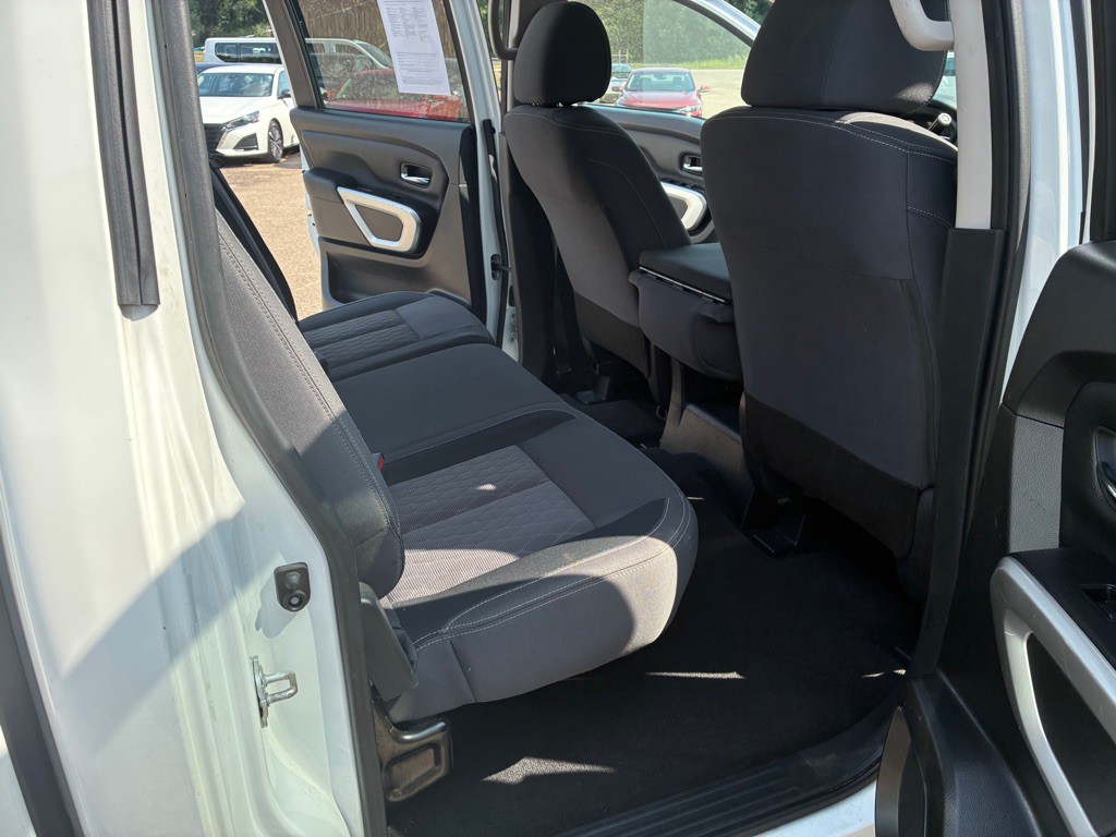 2022 Nissan Titan Image 9