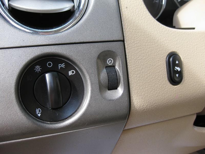 2006 Lincoln Mark LT Image 34