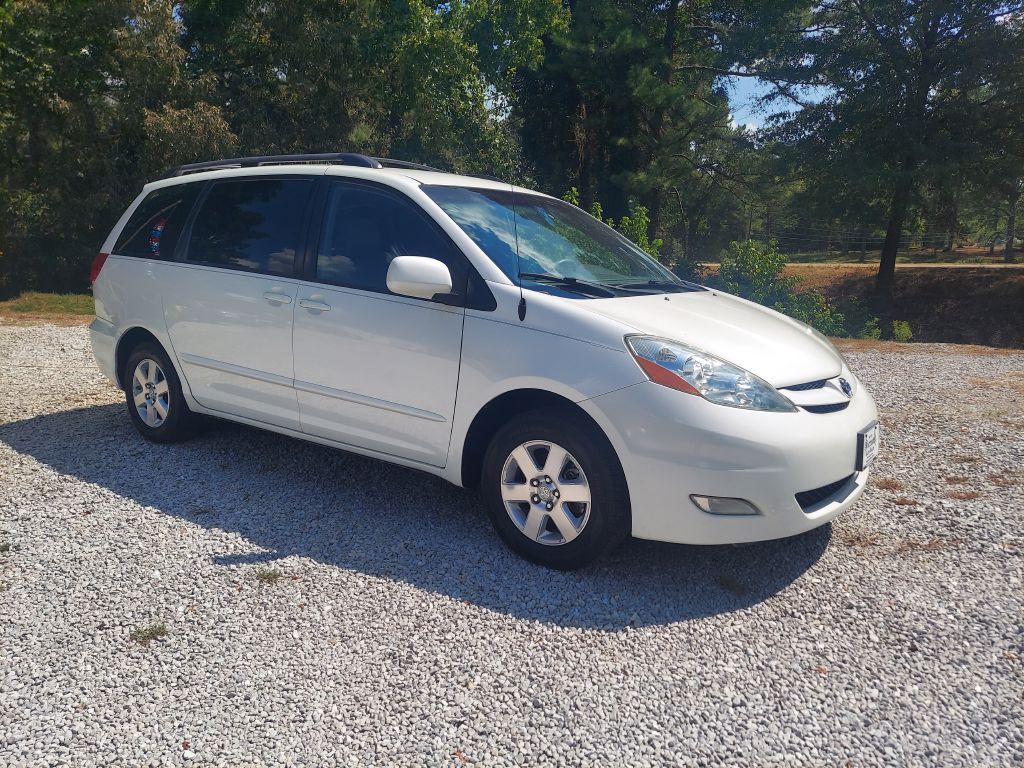 2009 Toyota Sienna Image 1