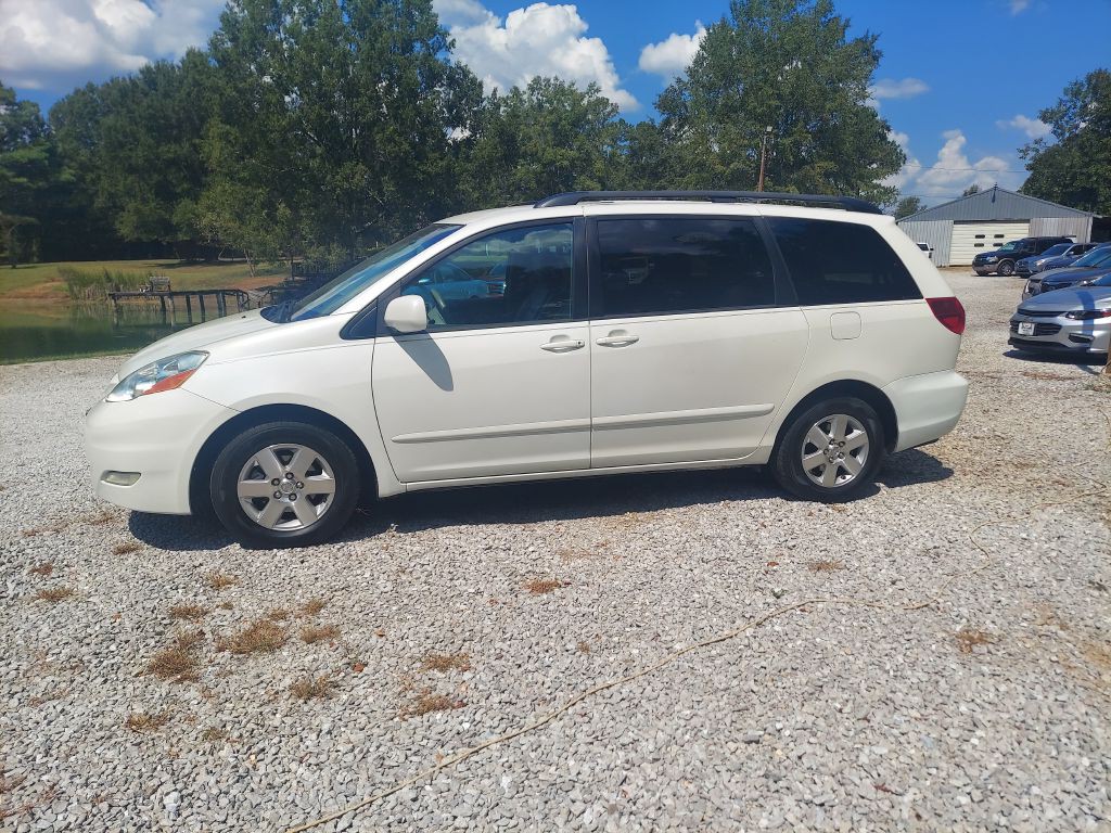 2009 Toyota Sienna Image 2
