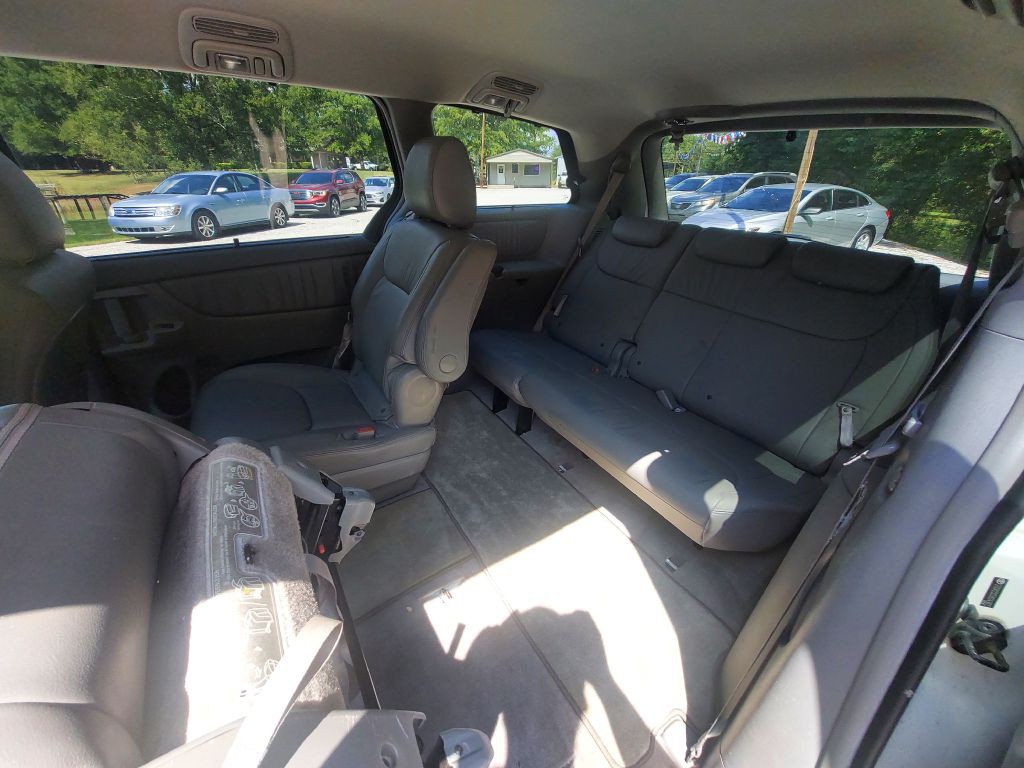 2009 Toyota Sienna Image 11