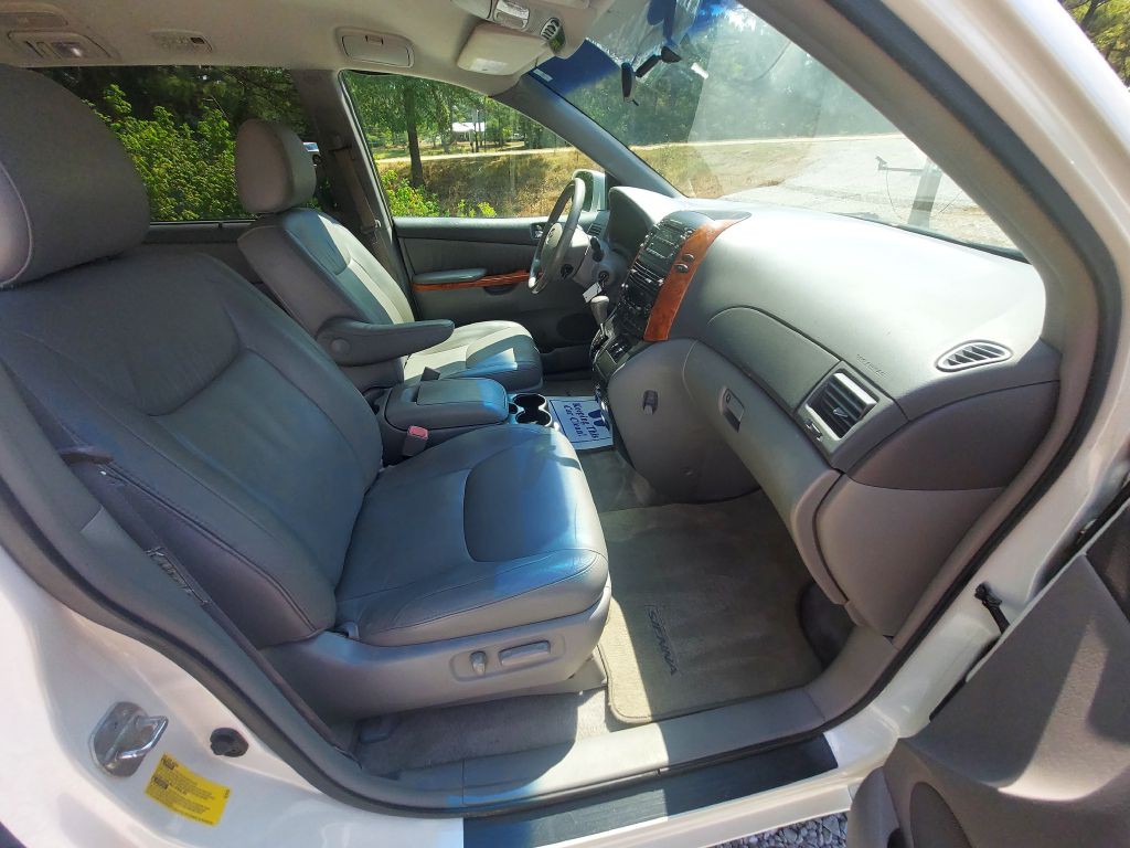 2009 Toyota Sienna Image 12
