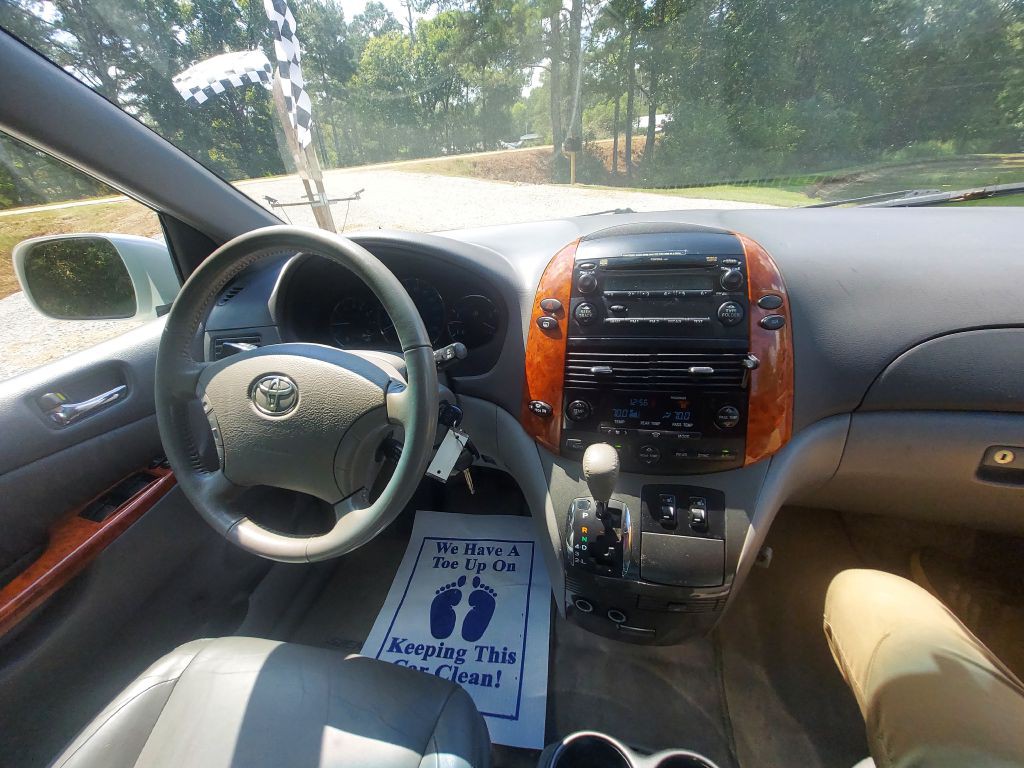 2009 Toyota Sienna Image 14
