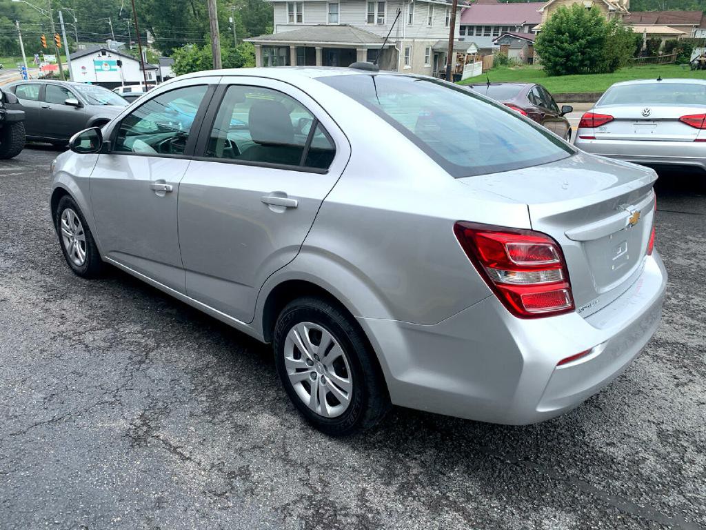 2017 Chevrolet Sonic Image 3