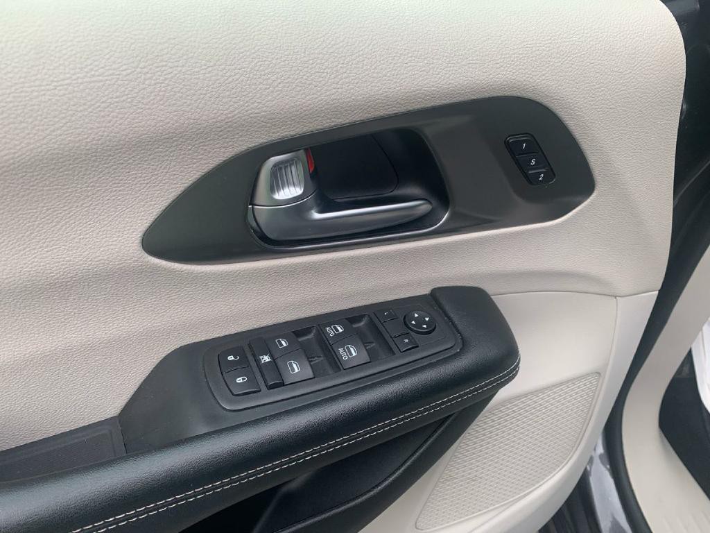 2023 Chrysler Pacifica Image 12
