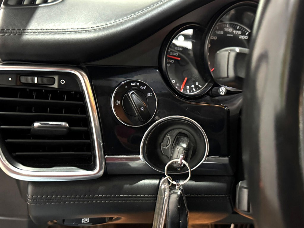 2013 Porsche Panamera Image 26