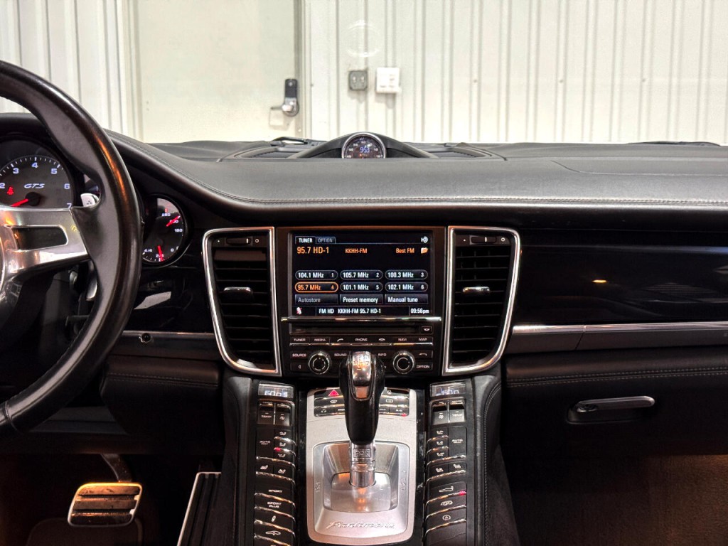 2013 Porsche Panamera Image 18