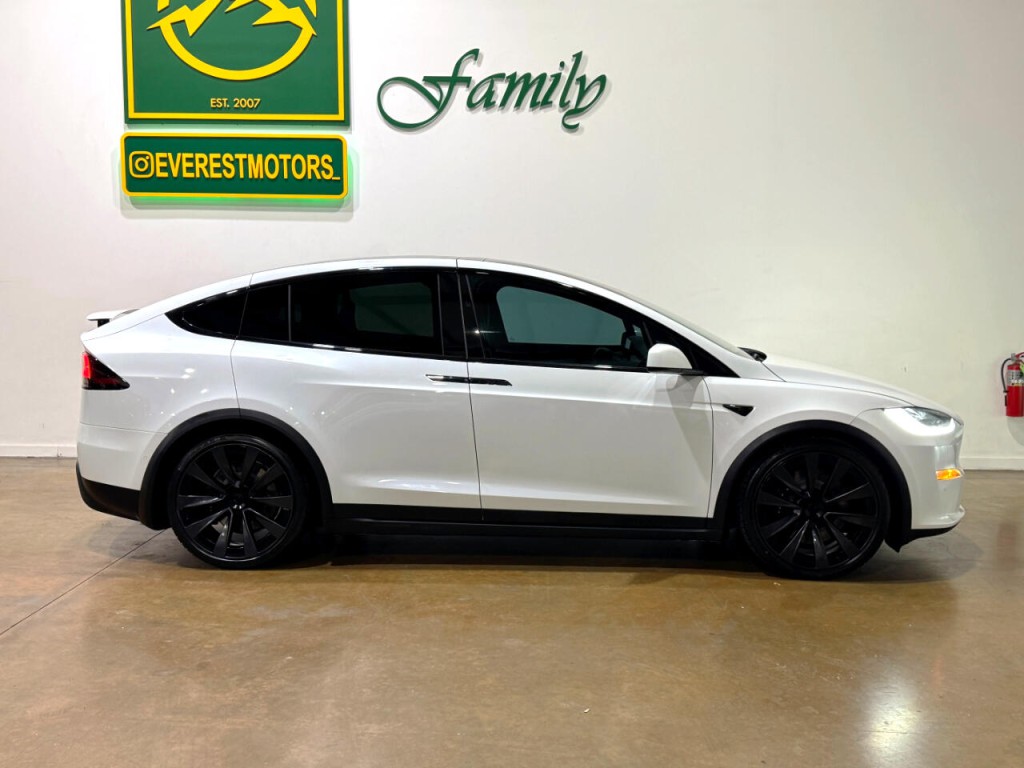 2022 Tesla Model X Image 8