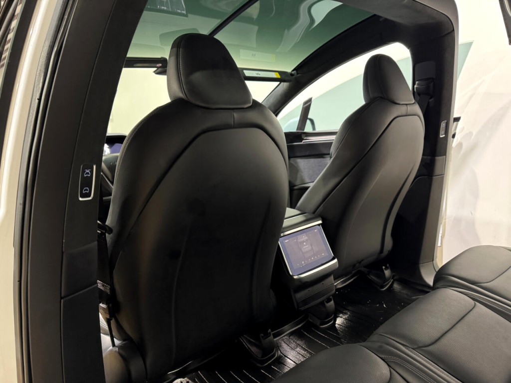 2022 Tesla Model X Image 16