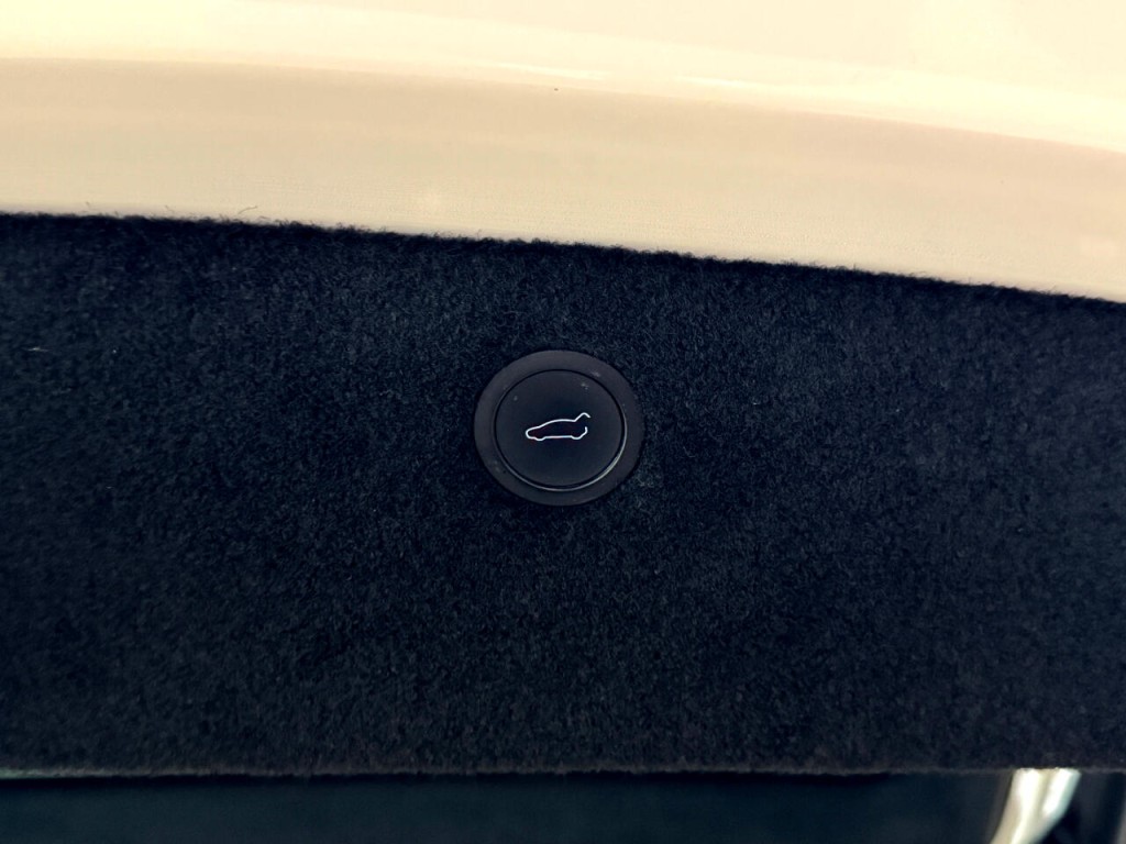 2022 Tesla Model X Image 48