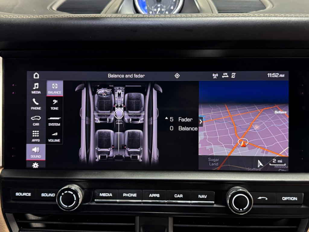 2019 Porsche Macan Image 40