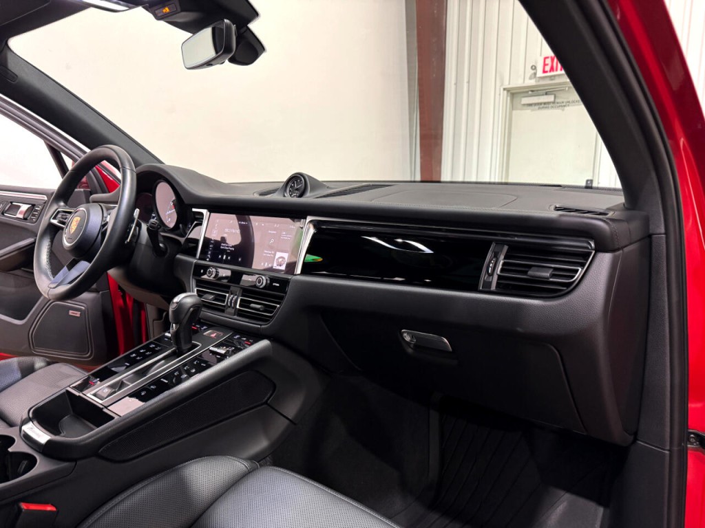 2023 Porsche Macan Image 10