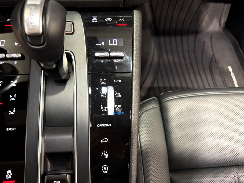 2023 Porsche Macan Image 24