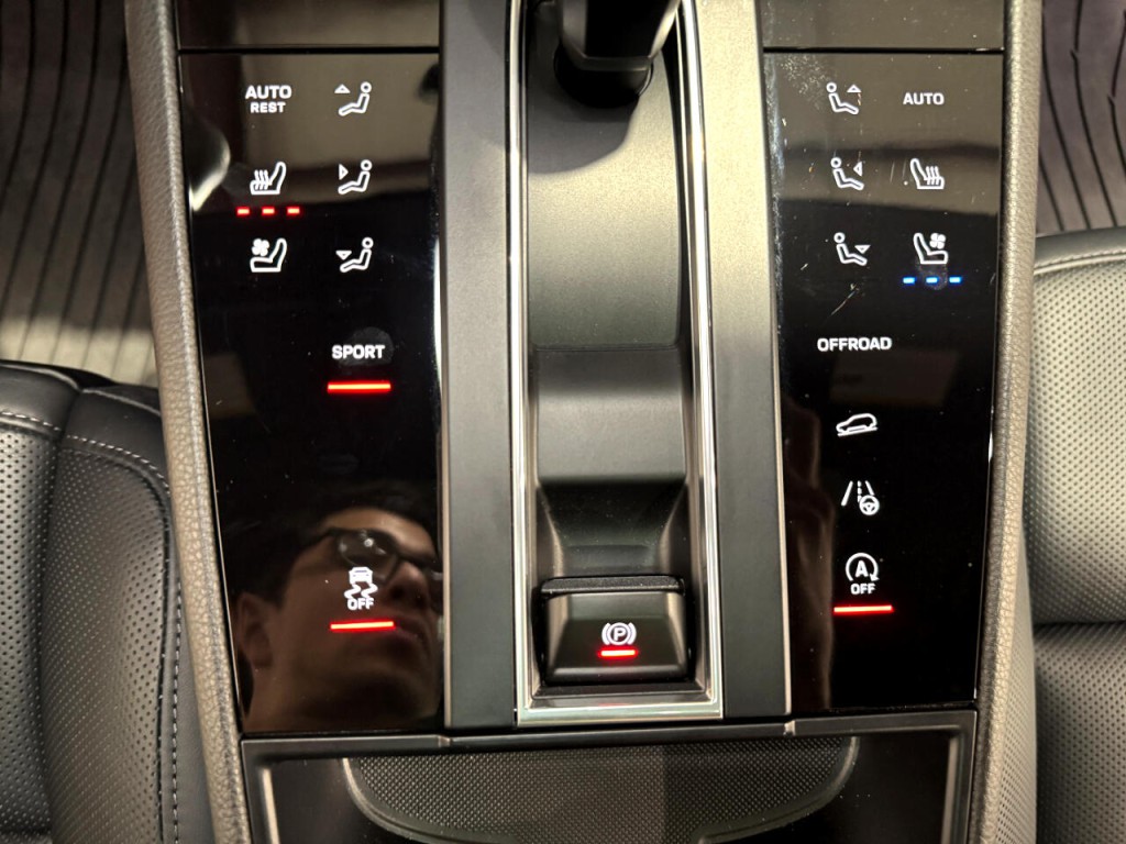 2023 Porsche Macan Image 30