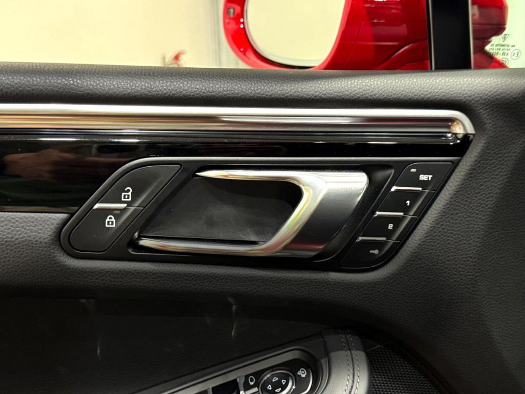 2023 Porsche Macan Image 32