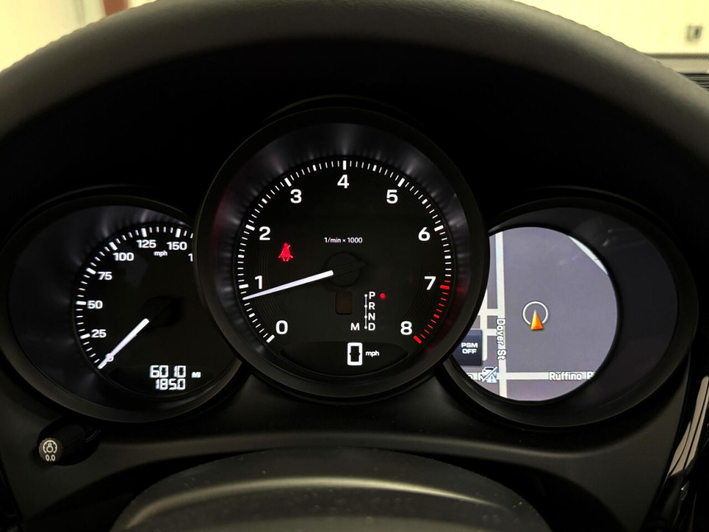 2023 Porsche Macan Image 40