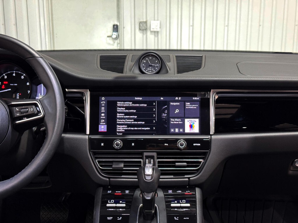 2023 Porsche Macan Image 20