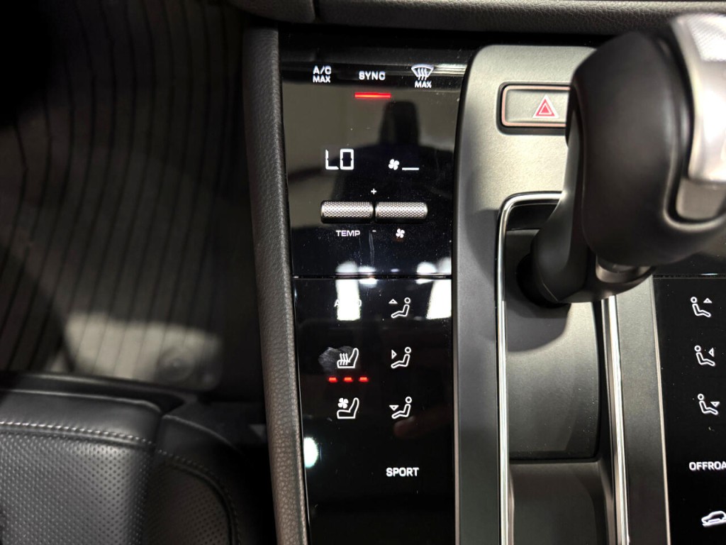2023 Porsche Macan Image 23