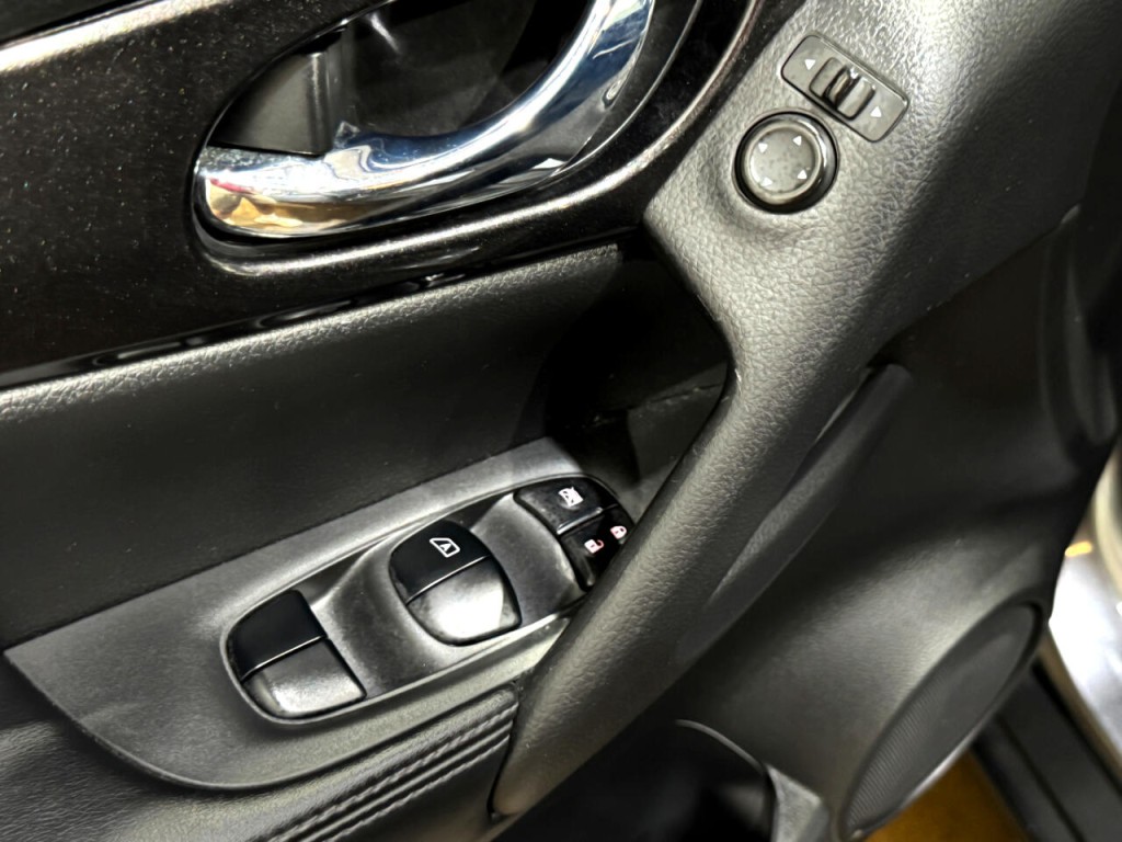 2018 Nissan Rogue Image 25