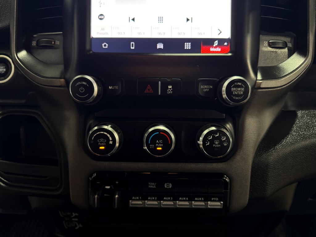 2023 RAM 3500 Image 23