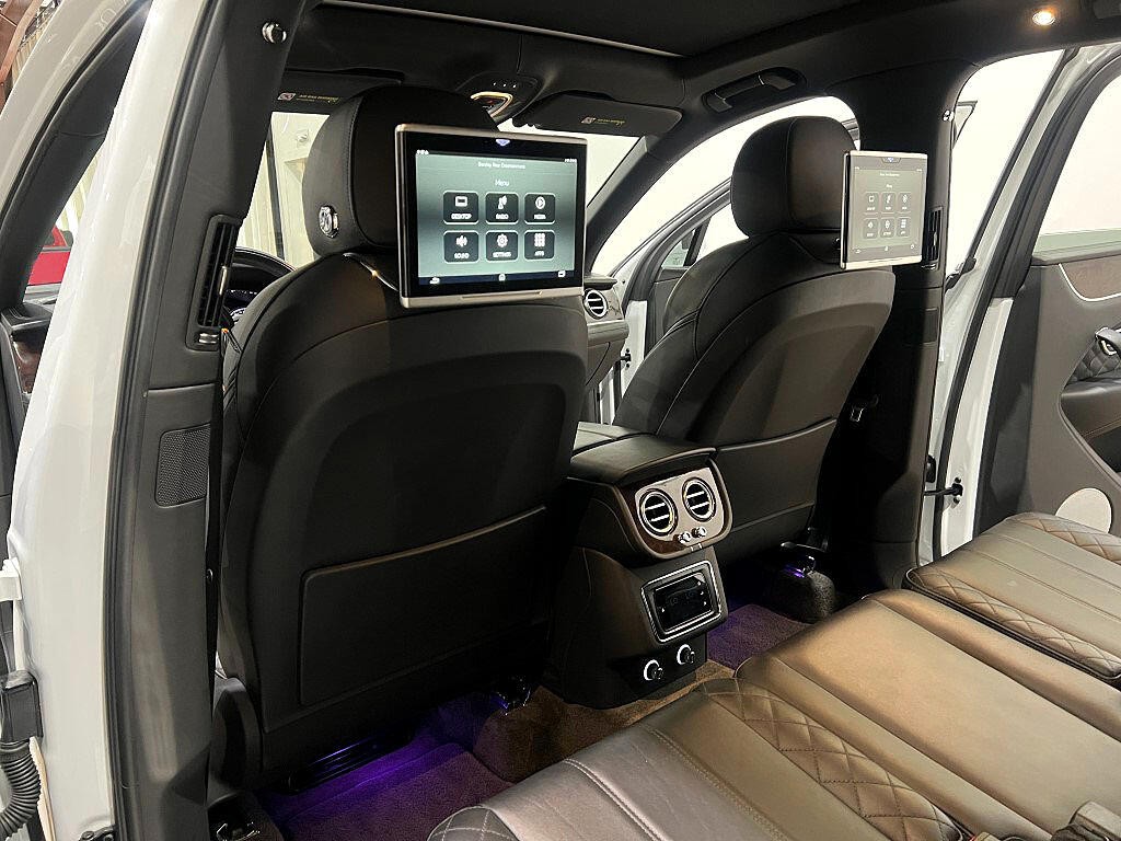 2019 Bentley Bentayga Image 16