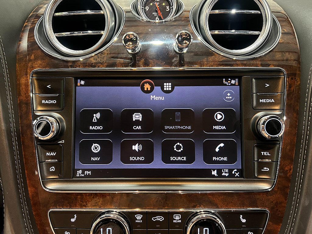 2019 Bentley Bentayga Image 35