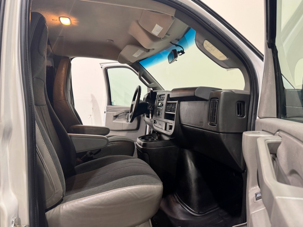 2020 Chevrolet Express Image 12