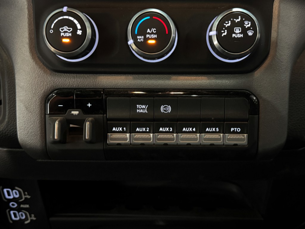 2023 RAM 3500 Image 10