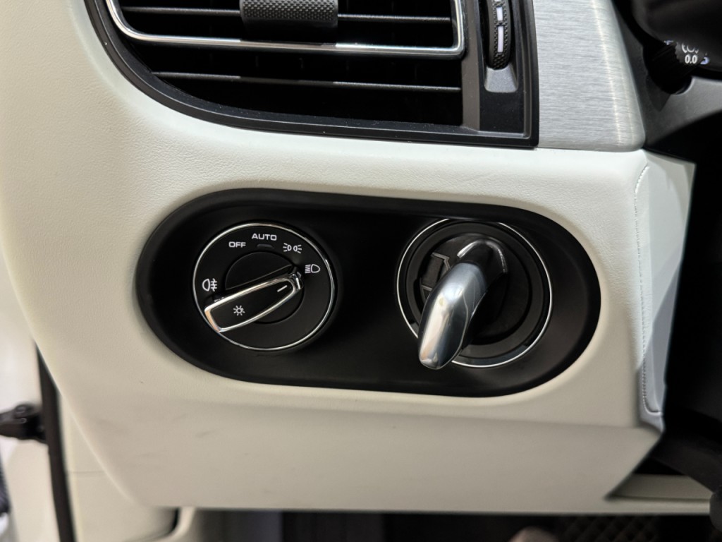 2021 Porsche Macan Image 9