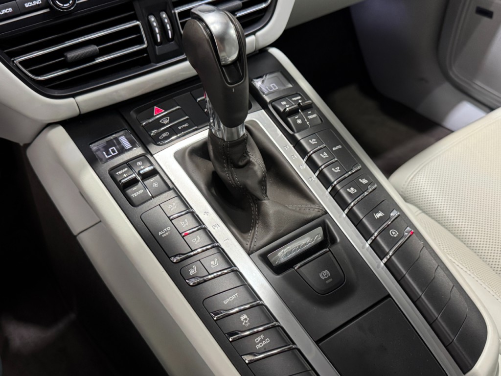 2021 Porsche Macan Image 10
