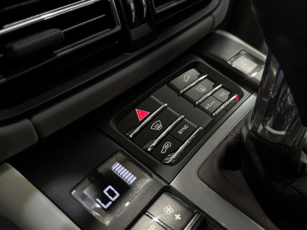 2021 Porsche Macan Image 12
