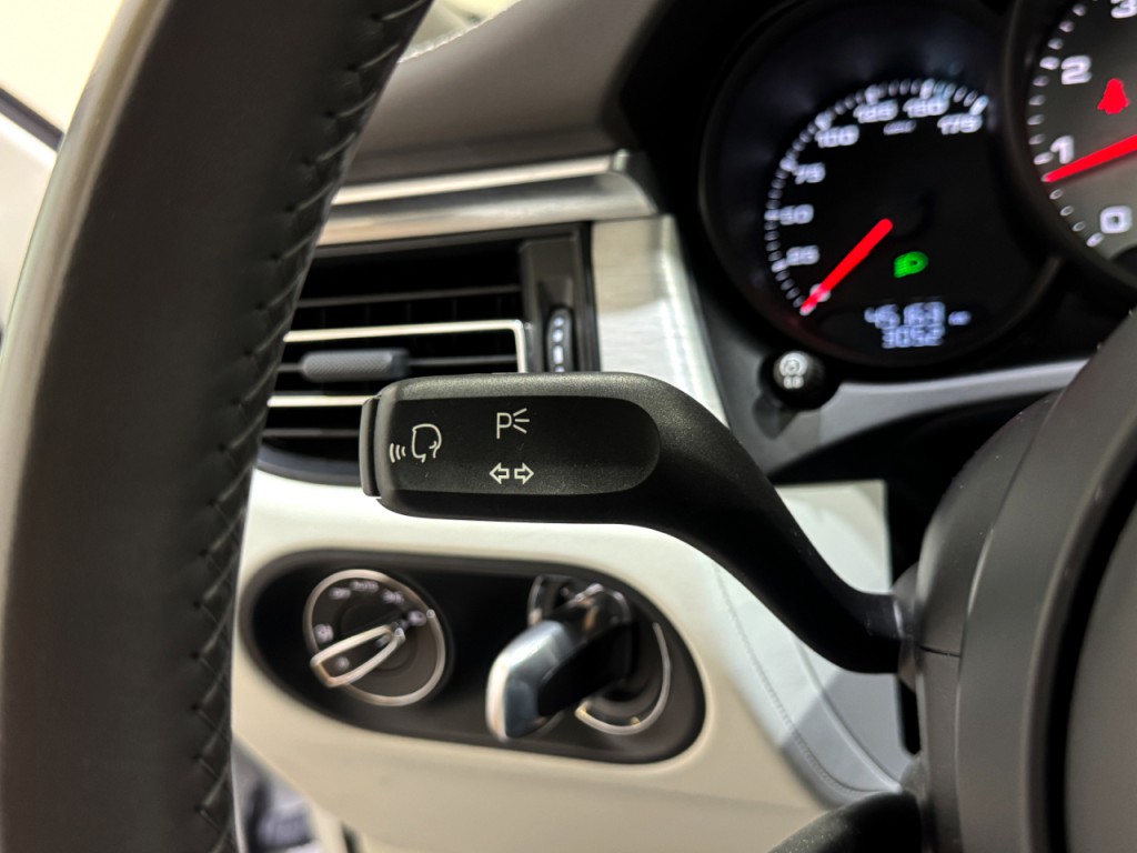 2021 Porsche Macan Image 18