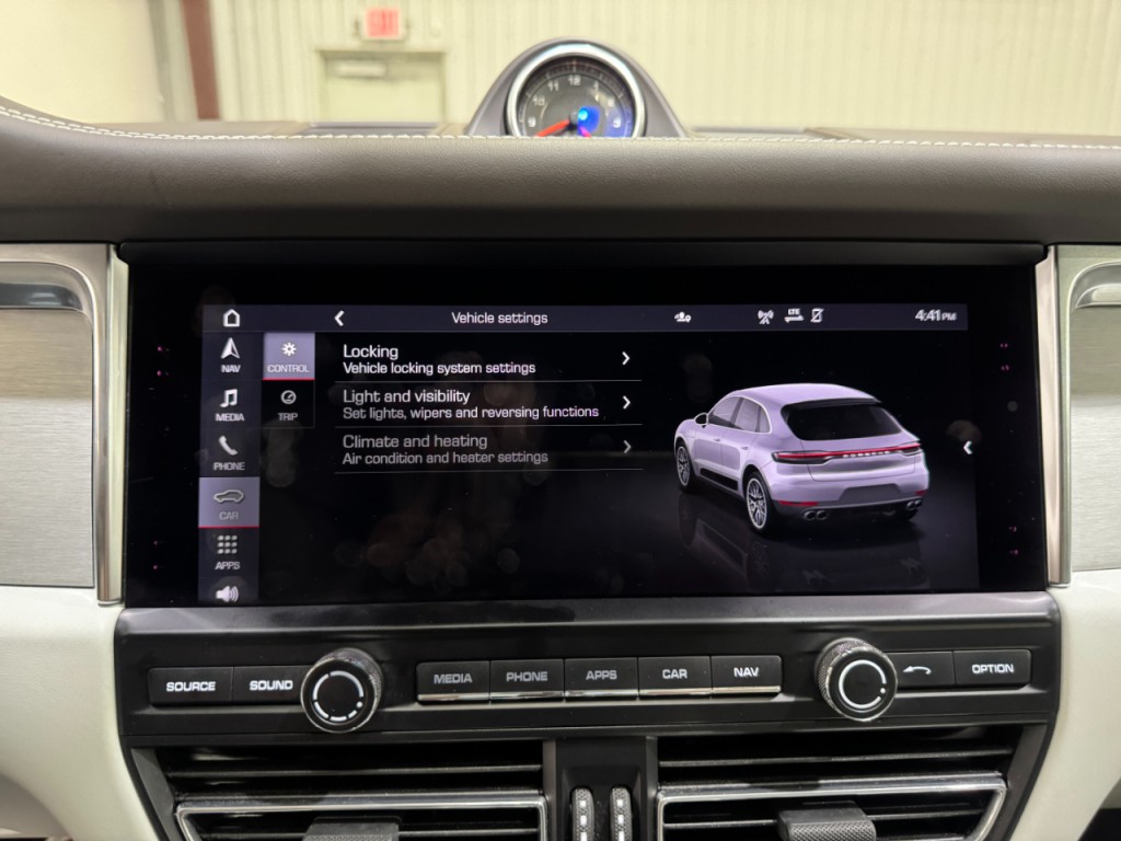 2021 Porsche Macan Image 25
