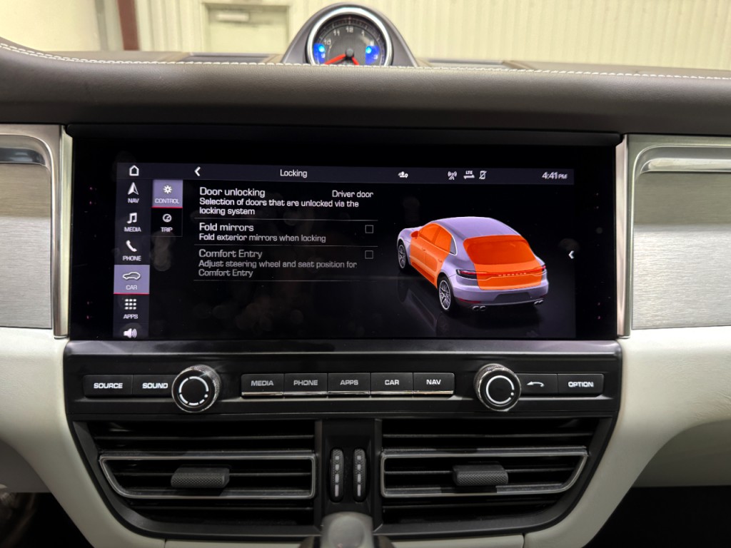 2021 Porsche Macan Image 26