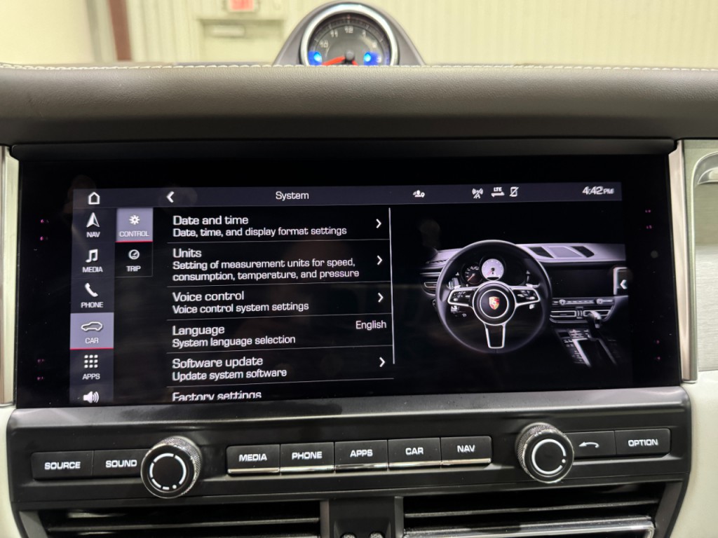 2021 Porsche Macan Image 28