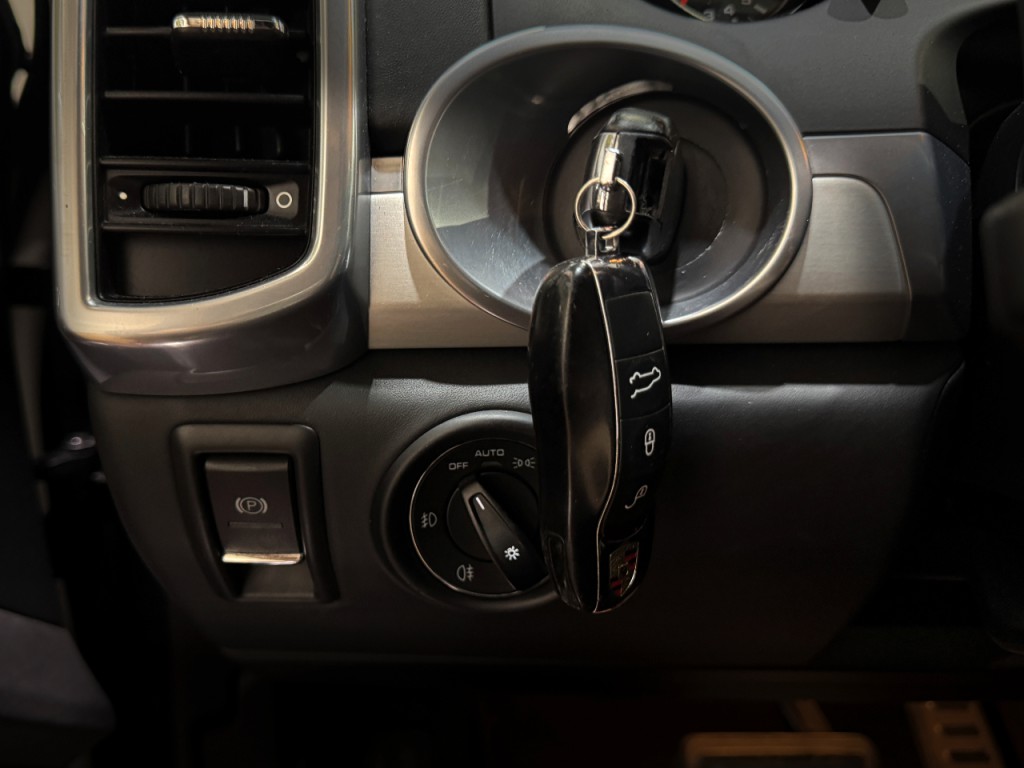 2013 Porsche Cayenne Image 6