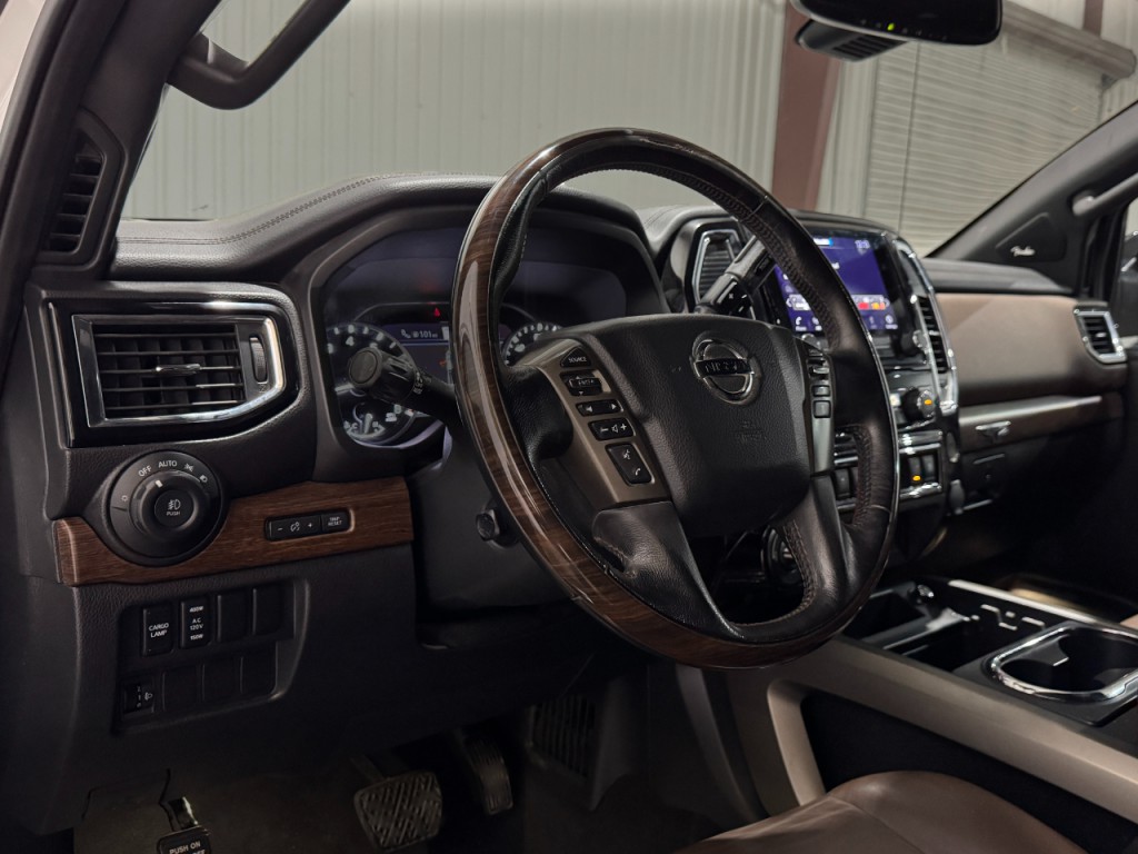 2020 Nissan Titan Image 7