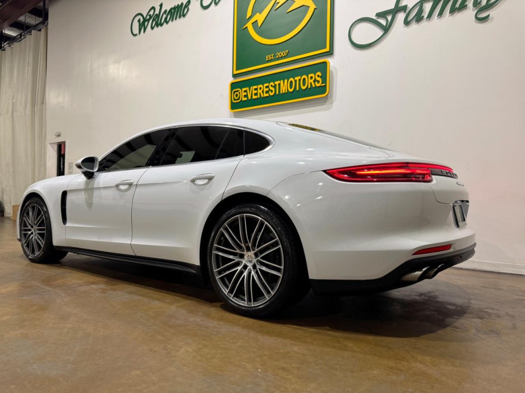 2017 Porsche Panamera Image 6