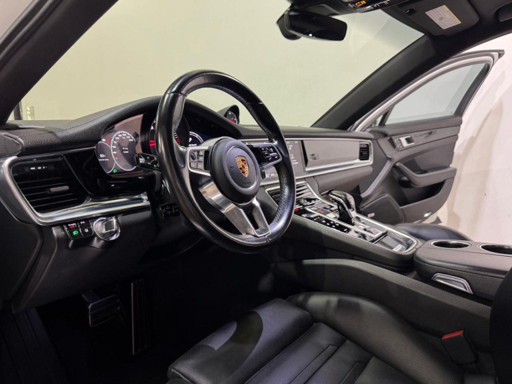 2017 Porsche Panamera Image 10
