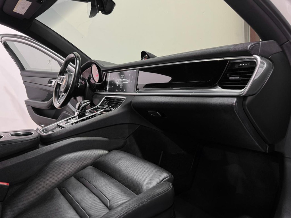 2017 Porsche Panamera Image 11