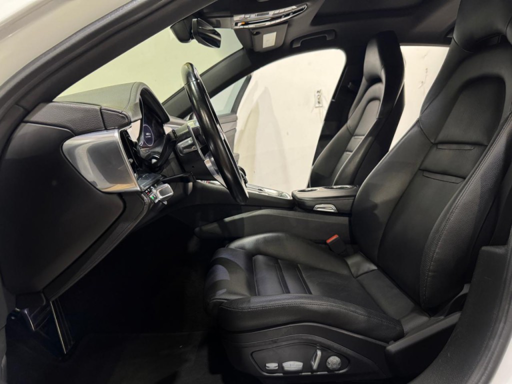 2017 Porsche Panamera Image 12