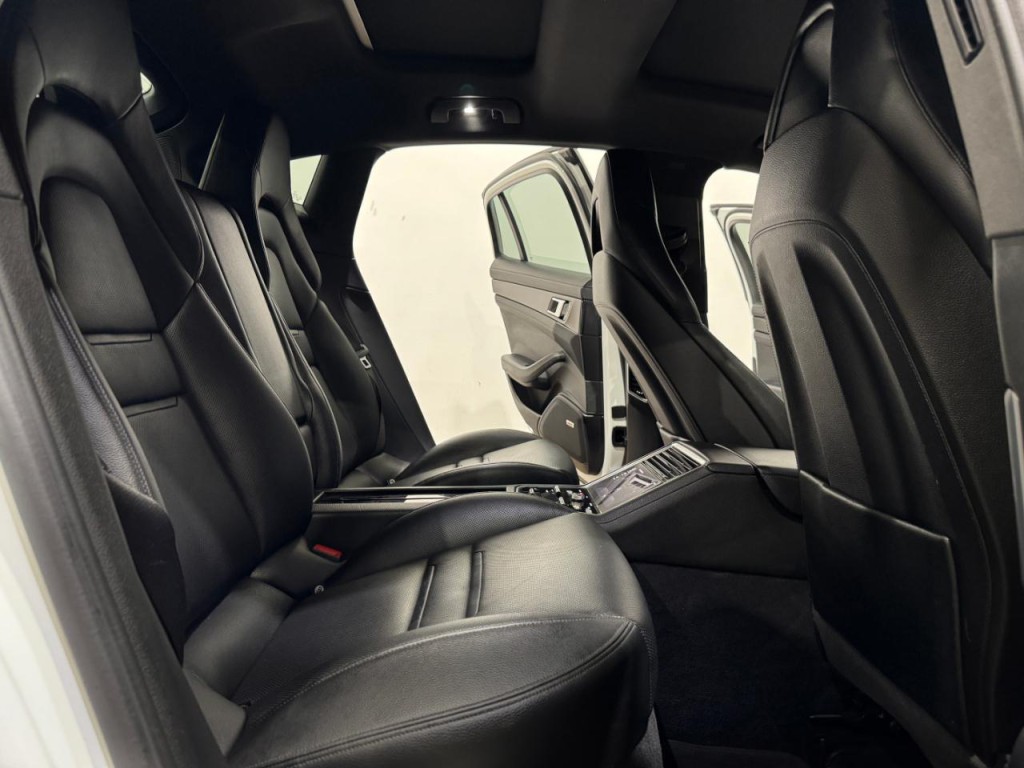 2017 Porsche Panamera Image 14