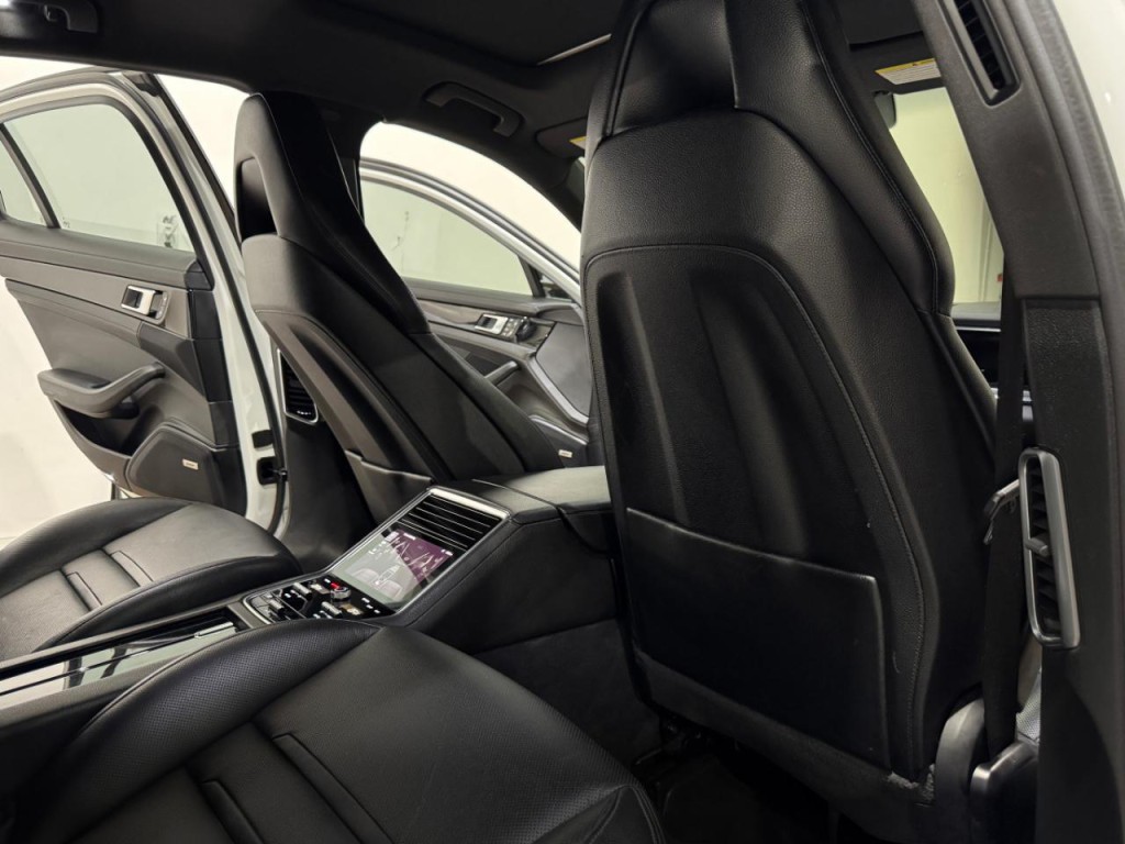 2017 Porsche Panamera Image 16