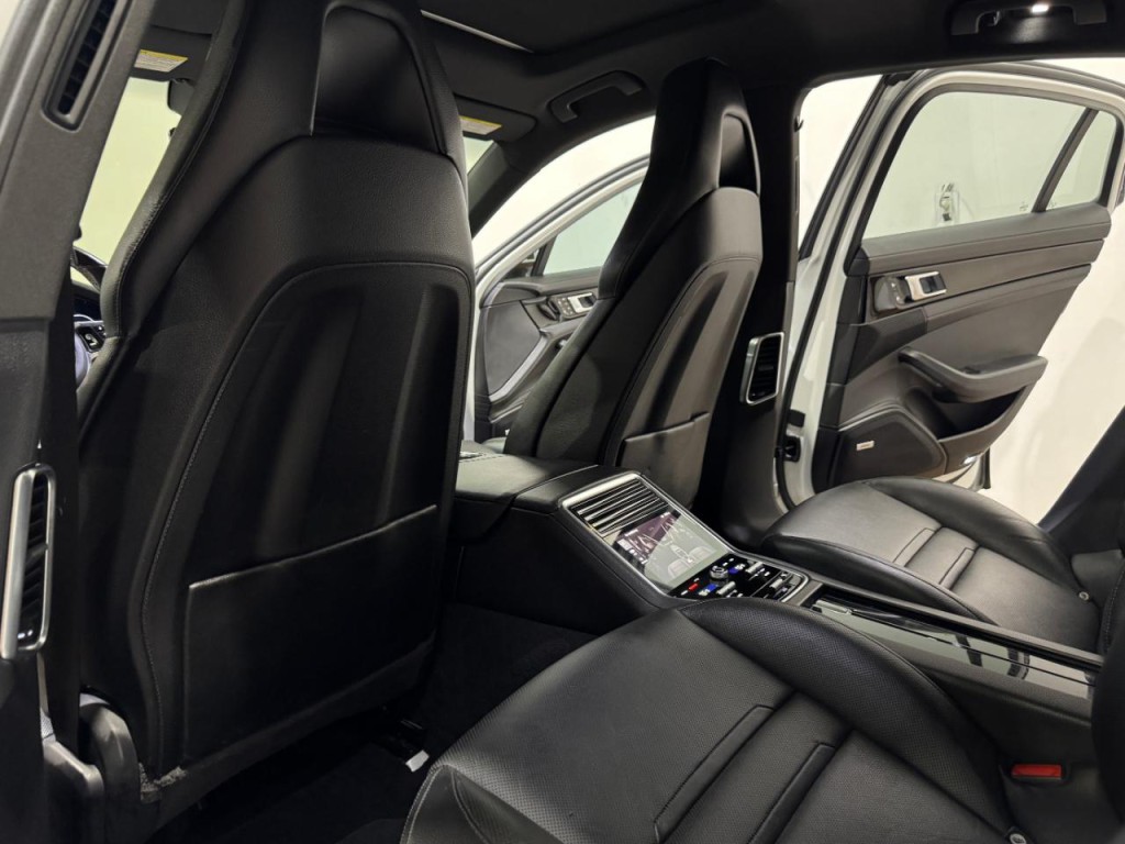 2017 Porsche Panamera Image 17