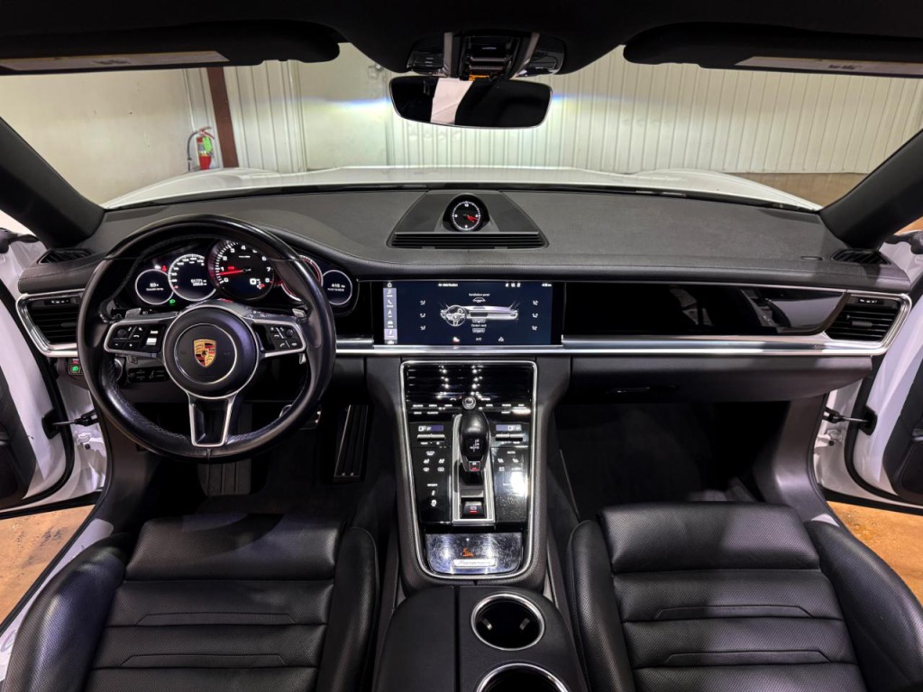 2017 Porsche Panamera Image 18