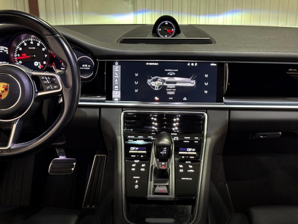 2017 Porsche Panamera Image 19