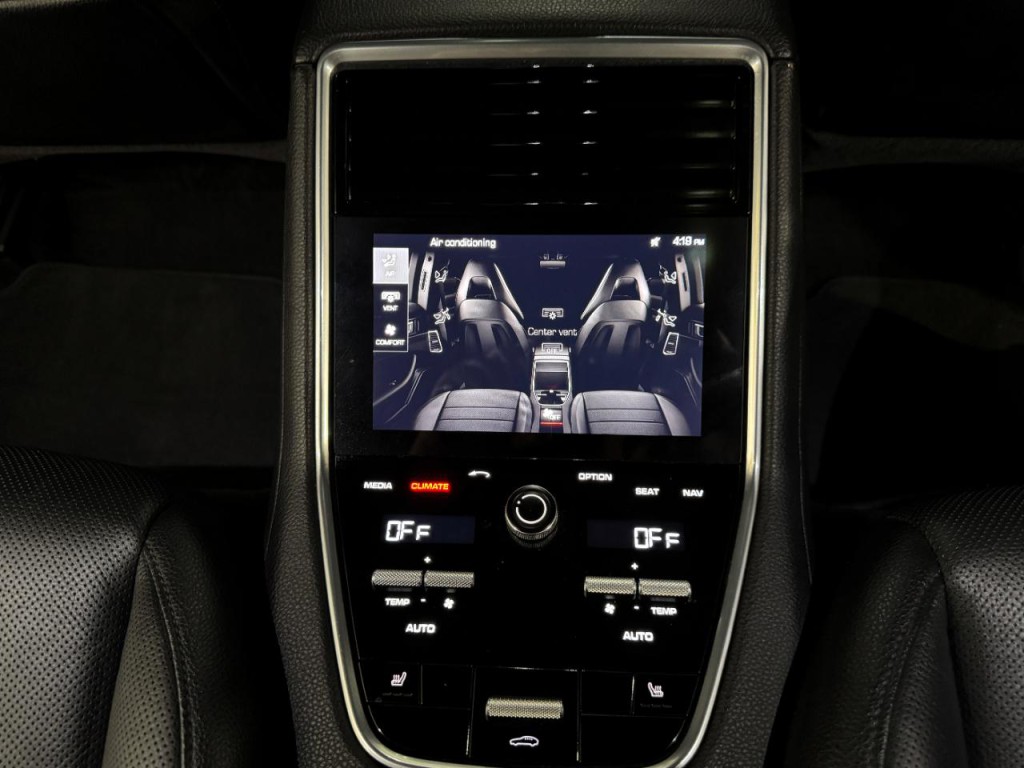 2017 Porsche Panamera Image 20