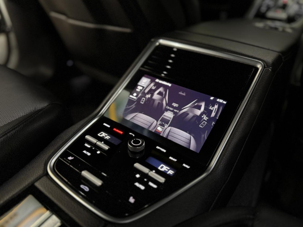 2017 Porsche Panamera Image 21